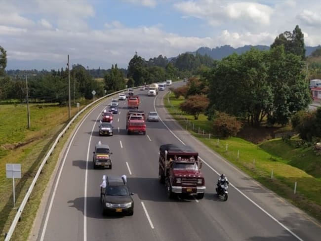 Son 35 vehículos con 100 personas que se dirigen a la capital del país.. Foto: Fecode