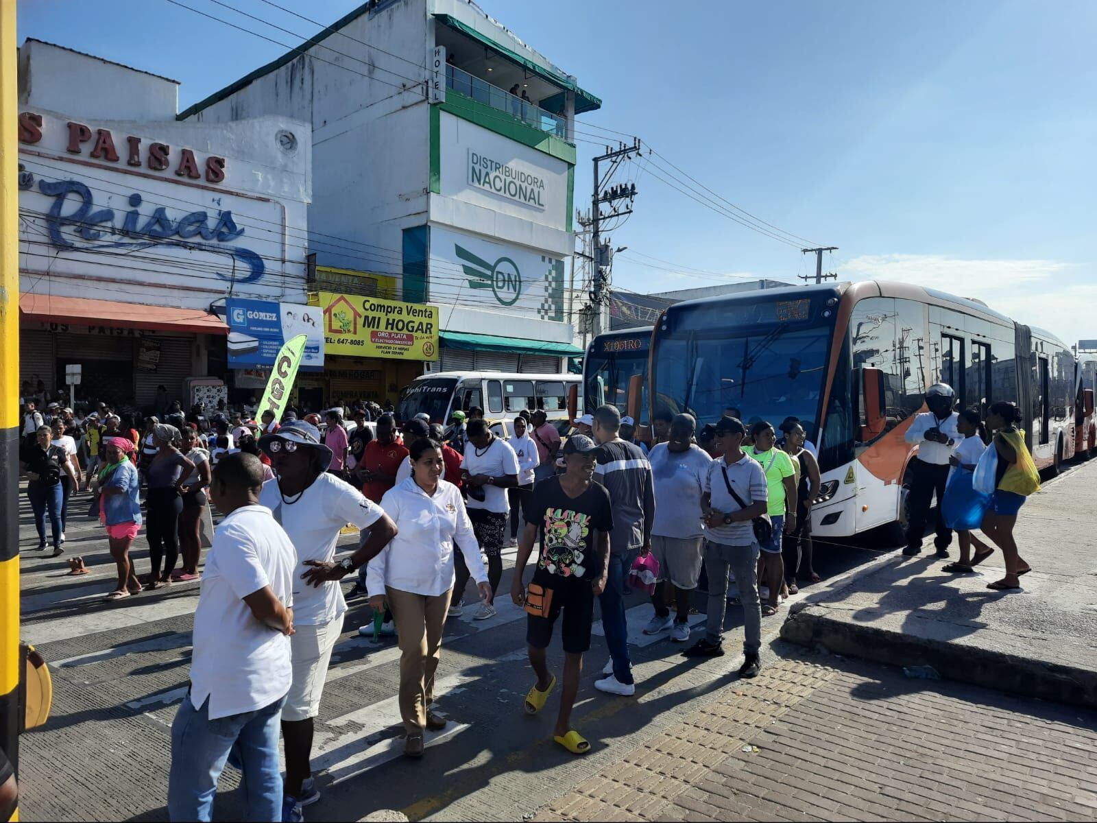 Protesta en la Avenida Pedro de Heredia por vendedores ambulantes