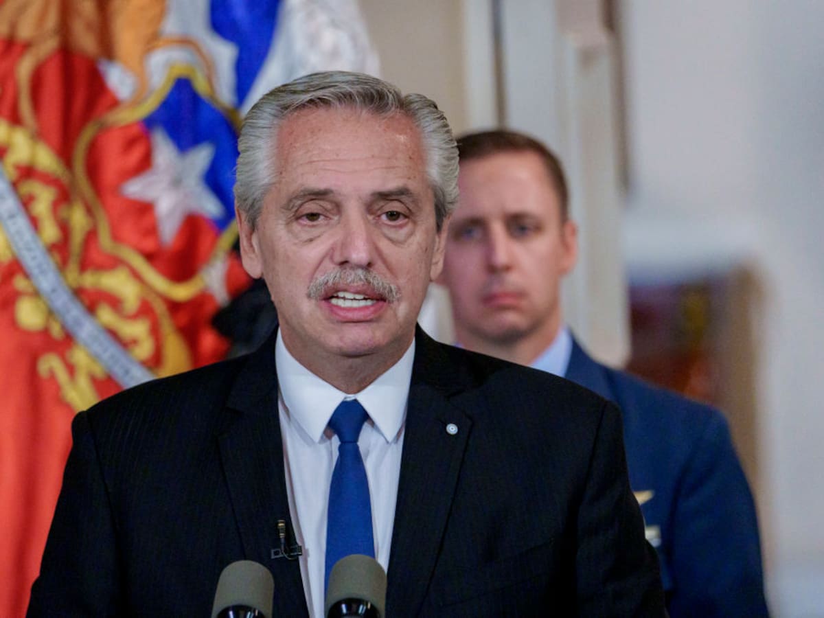 Alberto Fernández fue acusado de violar orden de restricción de acercamiento contra Yáñez