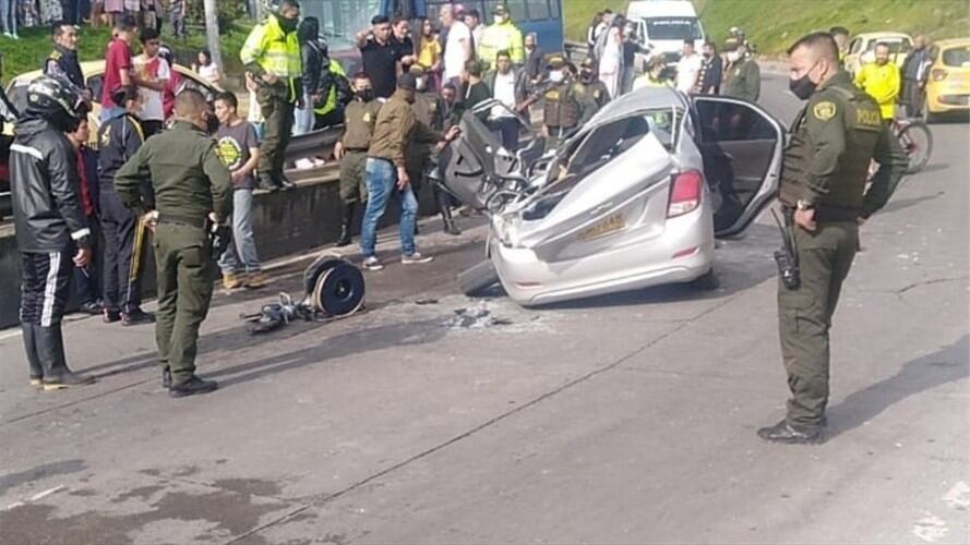 Camión cisterna cayó sobre vehículo familiar. Foto: Twitter @emergencyjag