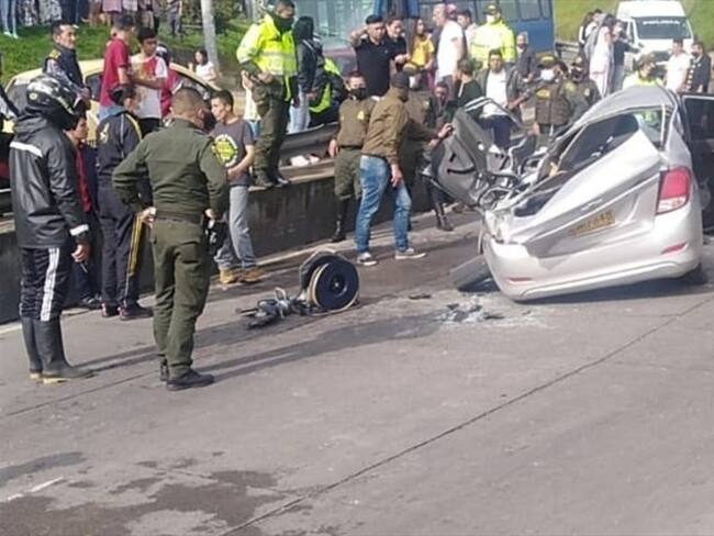 Camión cisterna cayó sobre vehículo familiar. Foto: Twitter @emergencyjag