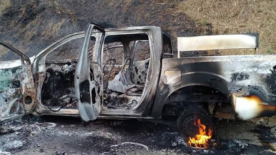 Tres vehículos de la Institución fueron incinerados . Foto: Cortesía