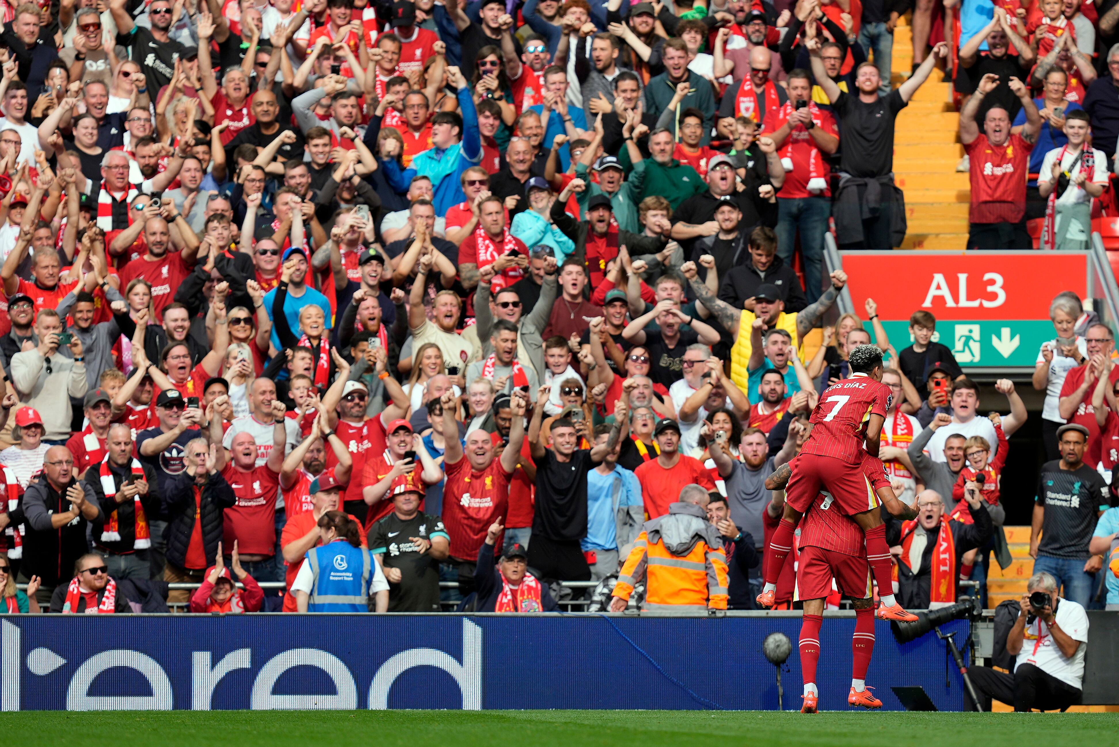 Luis Diaz of Liverpool celebrates with the 3-0 goalscorer Darwin Nunez during during the English Premier League match between Liverpool and AFC Bournemouth in Liverpool, Britain, 21 September 2024. (Reino Unido) EFE.