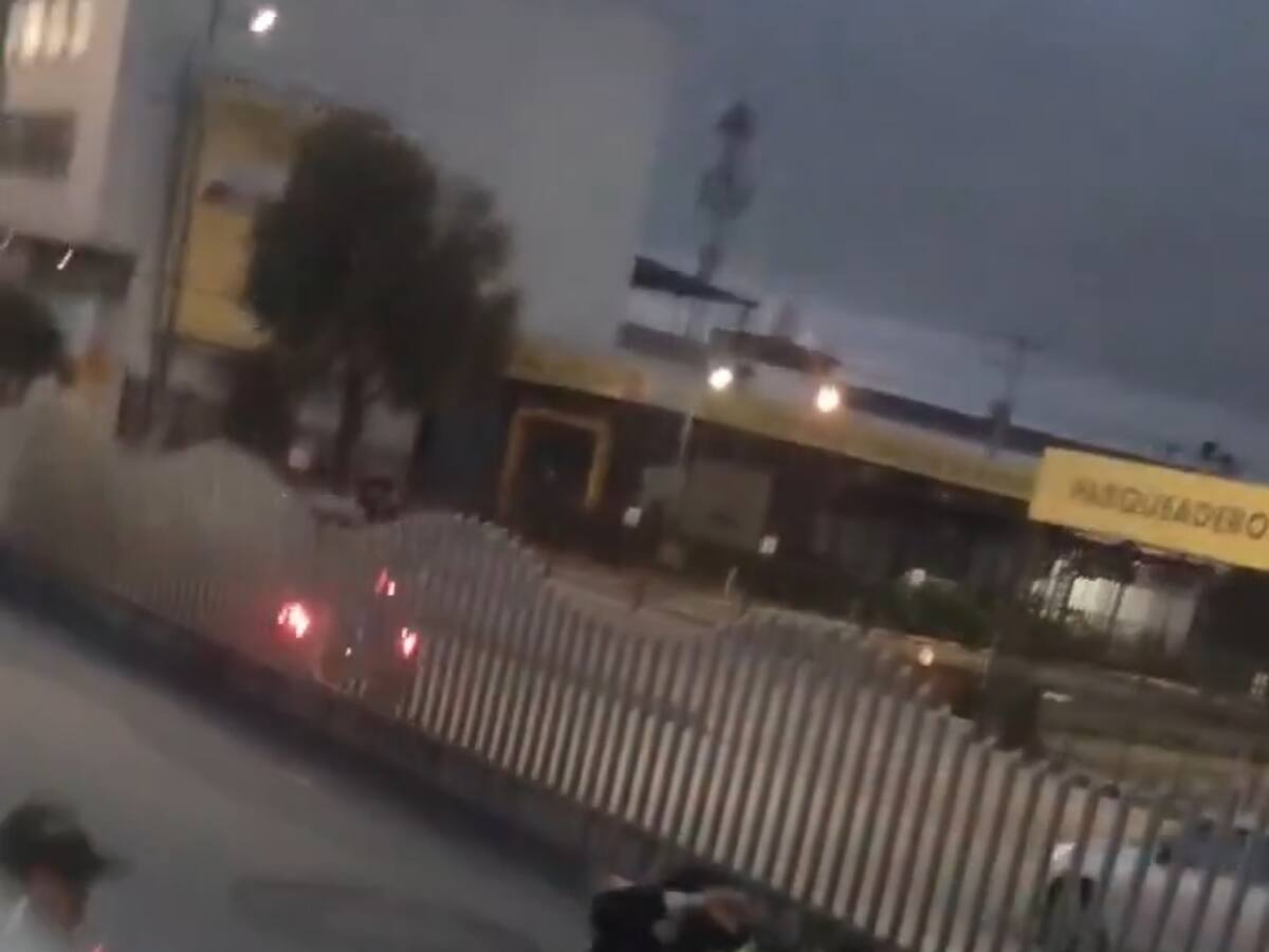 Video: Por no dejarlo colar en TransMilenio, hombre golpeó a Policía