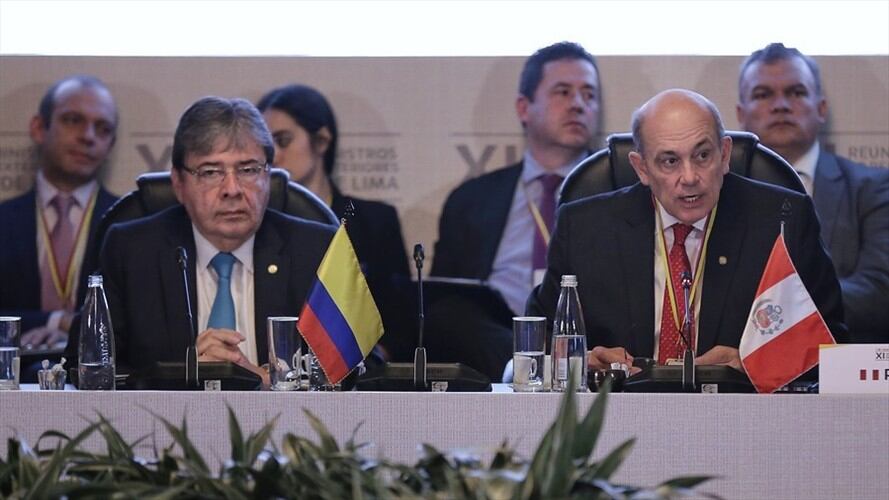 El vicecanciller de Perú, Hugo de Zela Martínez (derecha), aseguró que "es falso que estemos apoyando el uso de la fuerza como salida para la situación en Venezuela". Foto: Colprensa