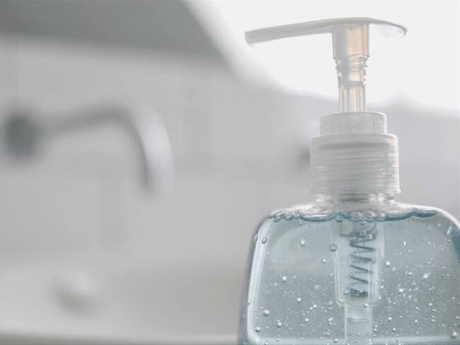 Enfermera en Colombia suministra jabón a niño al que recetaron acetaminofén. Foto: Getty Images