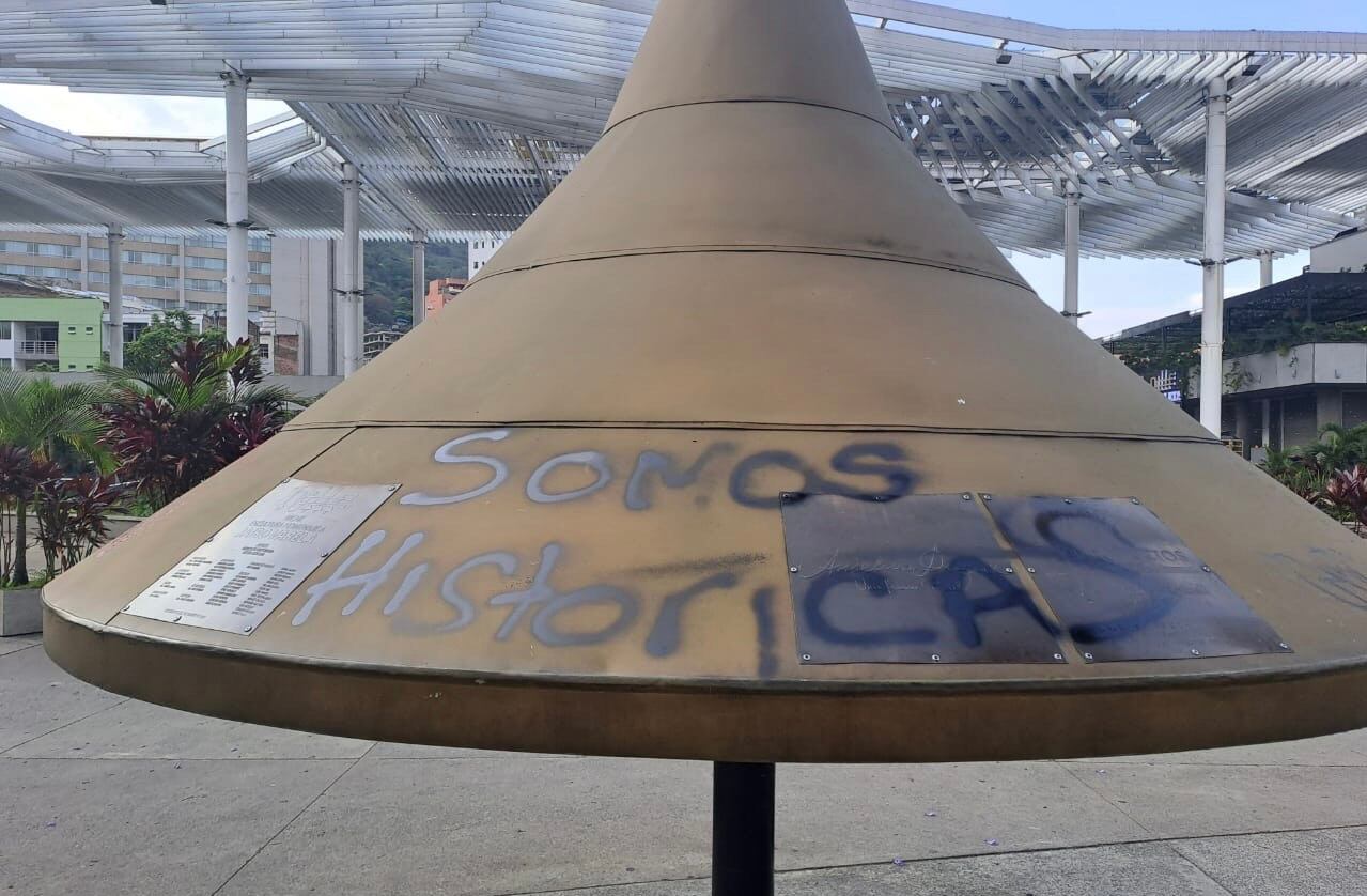 Monumento a Jairo Varela vandalizado en Cali. Foto: Cortesía  / Erika Rebolledo