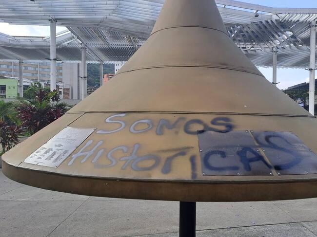 Monumento a Jairo Varela vandalizado en Cali. Foto: Cortesía / Erika Rebolledo