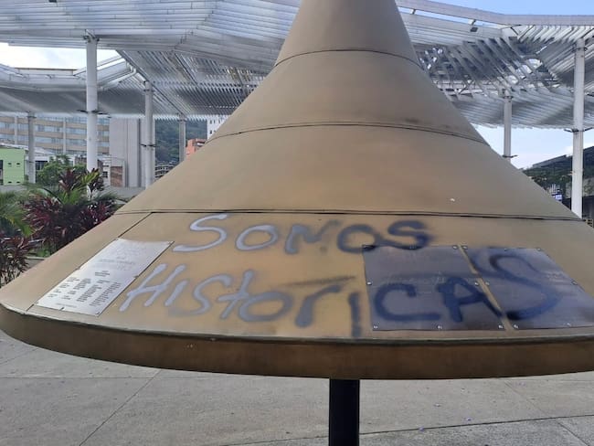 Monumento a Jairo Varela vandalizado en Cali. Foto: Cortesía / Erika Rebolledo