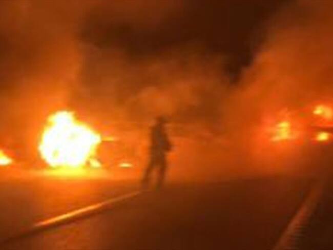 Los bandidos, al menos quince, que accedieron a la zona a bordo de seis o siete vehículos robados, que quemaron a lo largo de una carretera rural, lograron huir. Foto: Agencia AFP