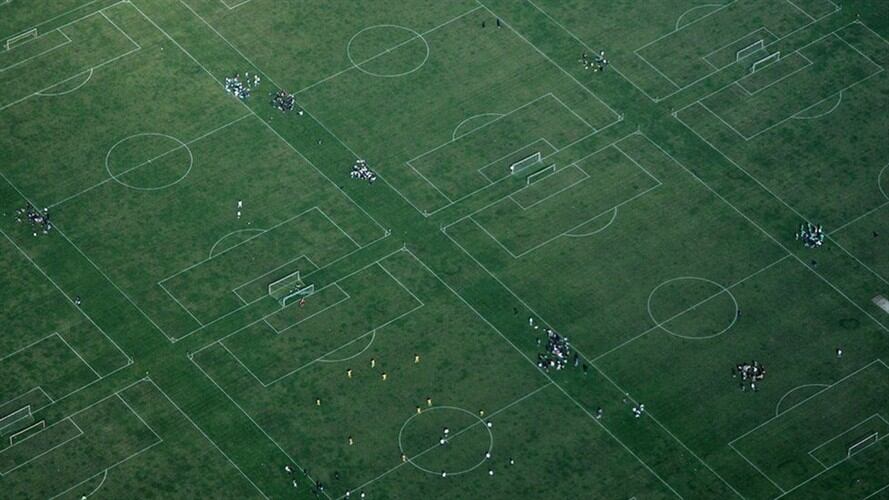 El fútbol: "Un ballet espontáneo, una pieza sin autor de arte cinético...".. Foto: BBC Mundo