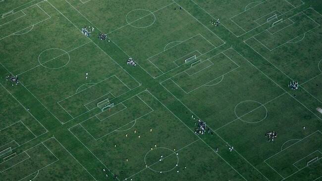 El fútbol: "Un ballet espontáneo, una pieza sin autor de arte cinético...".. Foto: BBC Mundo