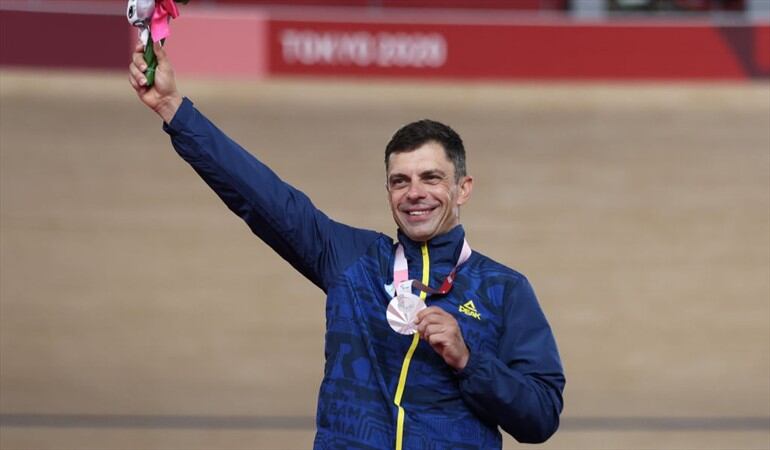 El ciclista Eduard Novak ganó la medalla de plata en la prueba de Persecución Individual de 4 kilómetros de los Juegos Paralímpicos de Tokio.. Foto: Kiyoshi Ota/Getty Images