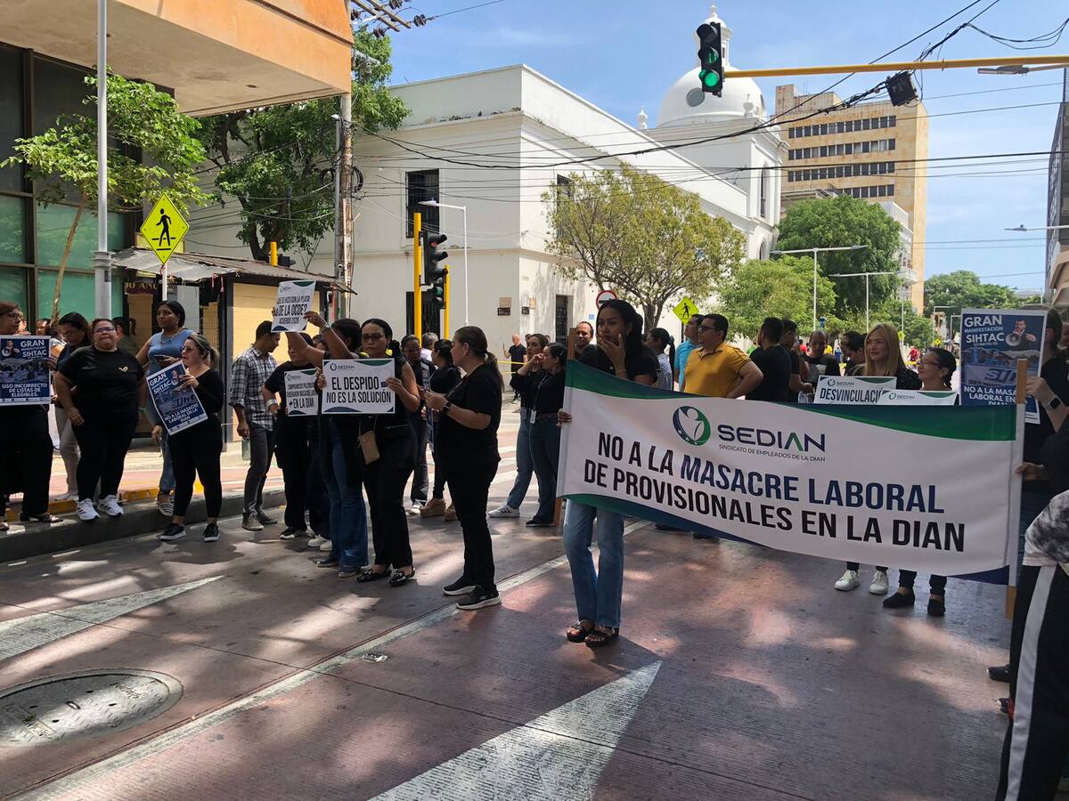 Más de 100 empleados de la DIAN en Santa Marta protestan ante una presunta “masacre laboral”