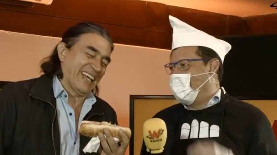 Gustavo Bolívar aprobó el perro caliente preparado por Morris. Foto: La WCon Vicky Dávila