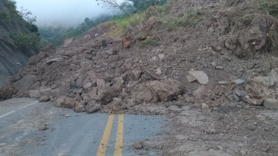 Cierre en vía alterna al llano por derrumbes y desbordamiento de quebrada. Foto: Colprensa