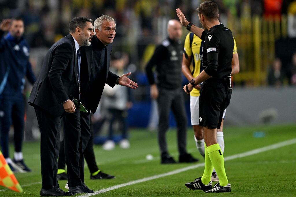 Mourinho quedó expulsado luego de alear el penal de Fenerbahçe. I Foto: OZAN KOSE/AFP via Getty Images.