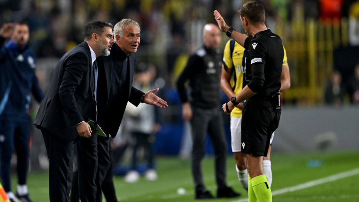 Mourinho quedó expulsado en medio del debut del Manchester United con Fenerbahçe