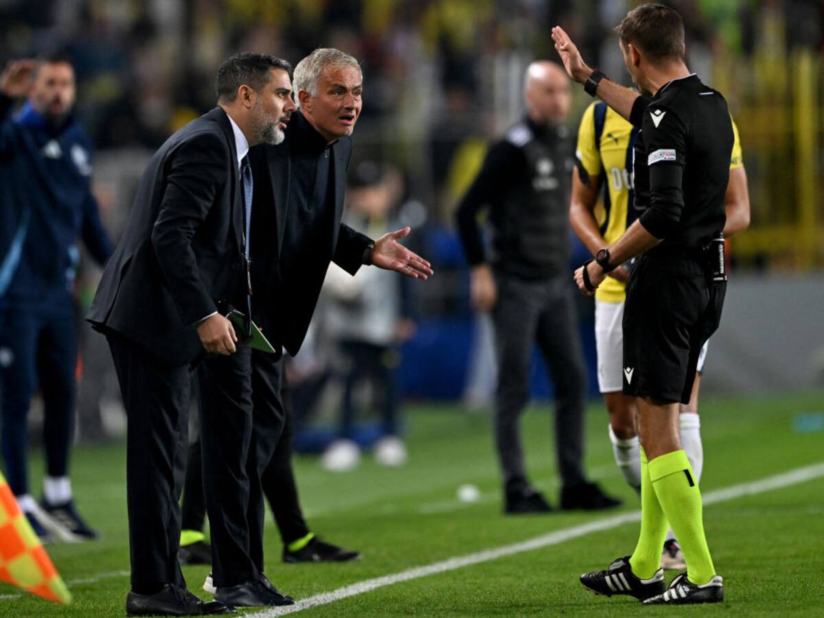 Mourinho quedó expulsado en medio del debut del Manchester United con Fenerbahçe