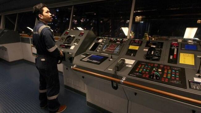 La tripulación del Ebba está acostumbrada a navegar en aguas concurridas. Pero los mares se están llenando cada vez más. Foto: CHRIS BARANIUK, tomada de BBC Mundo.
