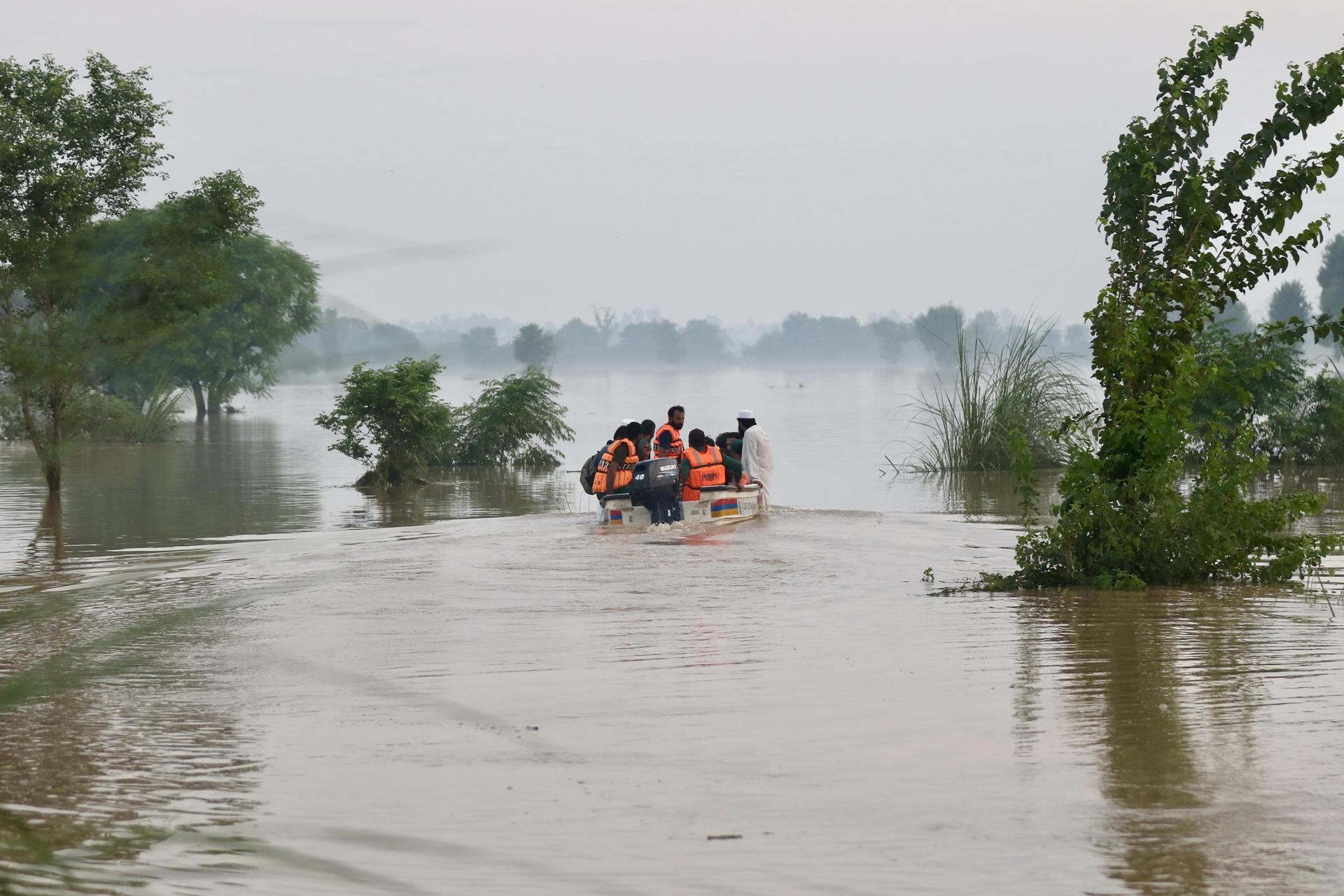 Las inundaciones de las últimas horas aumentan los muertos a más de 800 en Pakistán. Foto: EFE/EPA/RAHAT DAR
