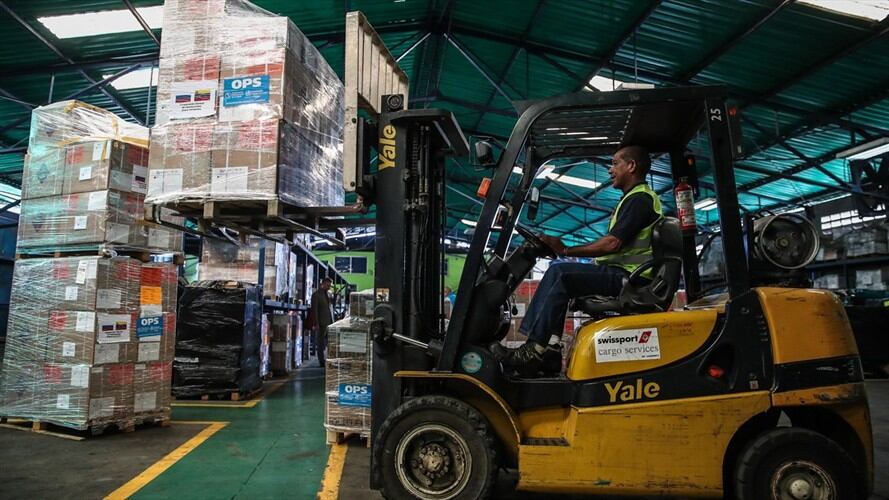 Los responsables del envío dijeron que el avión contenía 50 toneladas de comida y medicinas destinadas a los venezolanos que sufren escasez de bienes.. Foto: Getty Images