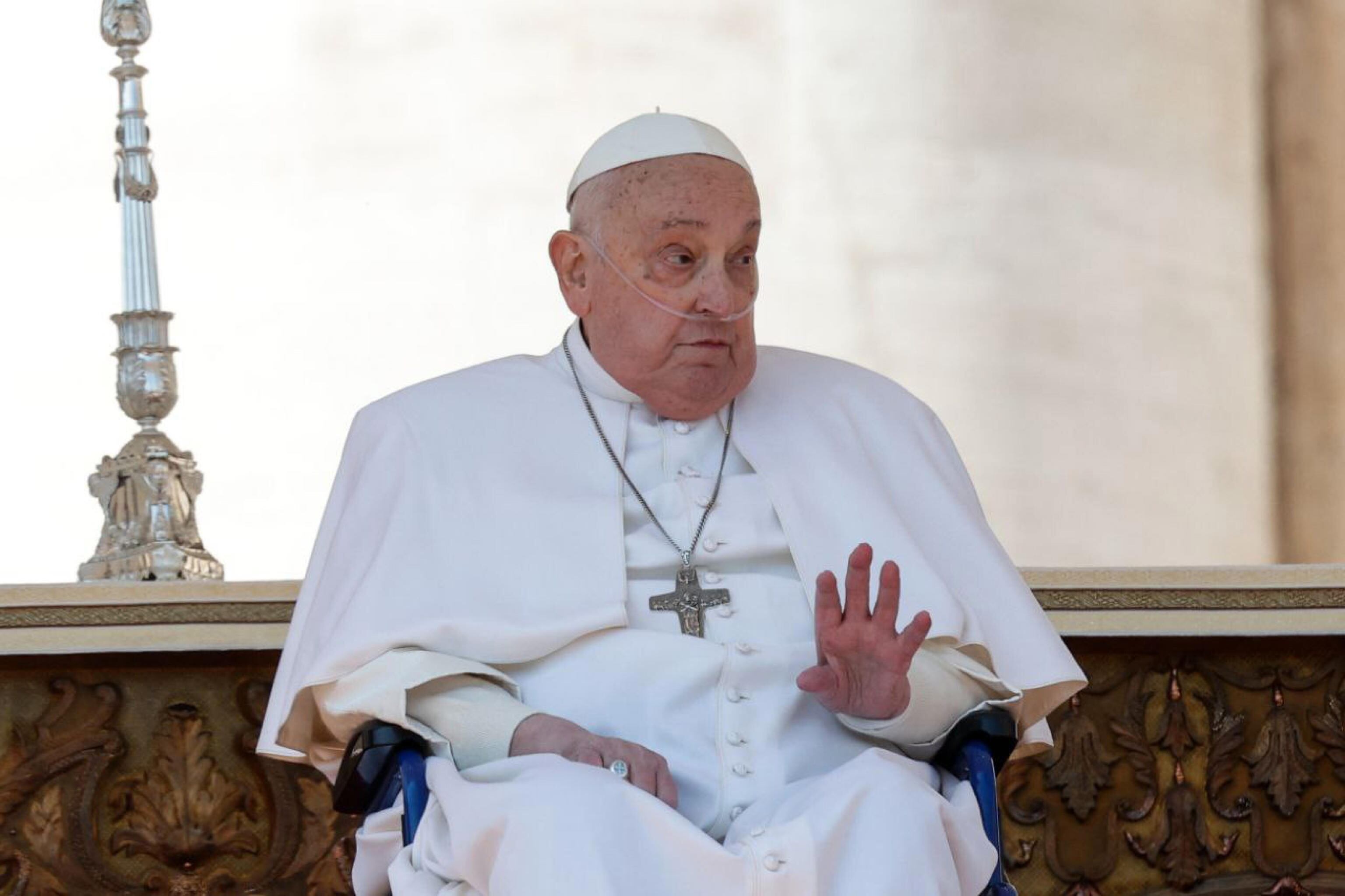 El papa Francisco, convaleciente por sus problemas de salud, ha reaparecido este domingo en persona ante los fieles en la Plaza de San Pedro del Vaticano, al final de la misa del Jubileo dedicada a los enfermos. Foto: EFE/Giuseppe Lami