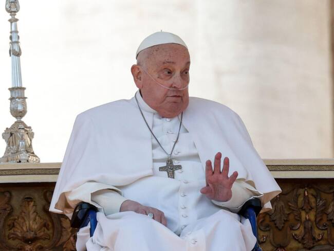 El papa Francisco, convaleciente por sus problemas de salud, ha reaparecido este domingo en persona ante los fieles en la Plaza de San Pedro del Vaticano, al final de la misa del Jubileo dedicada a los enfermos. Foto: EFE/Giuseppe Lami