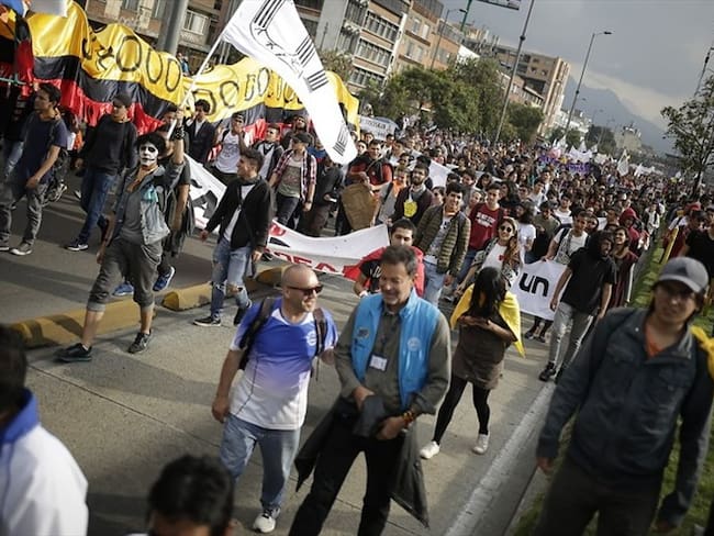 Estudiantes, sindicatos y organizaciones sociales se manifestarán en las calles de Bogotá y otras ciudades para pedir más presupuesto para la universidad pública y rechazar la reforma tributaria. Foto: Colprensa