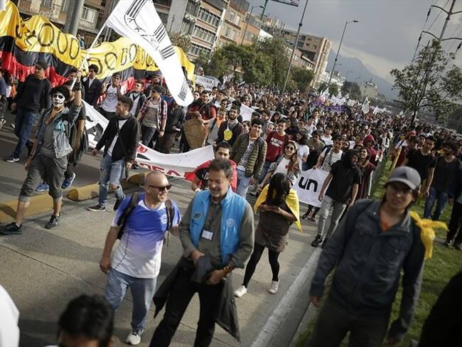 Estudiantes, sindicatos y organizaciones sociales se manifestarán en las calles de Bogotá y otras ciudades para pedir más presupuesto para la universidad pública y rechazar la reforma tributaria. Foto: Colprensa