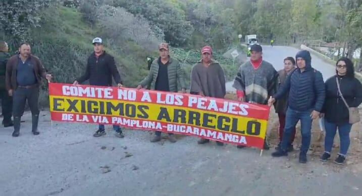 Bloqueos en la vía Pamplona-Bucaramanga. Foto: Cortesía.