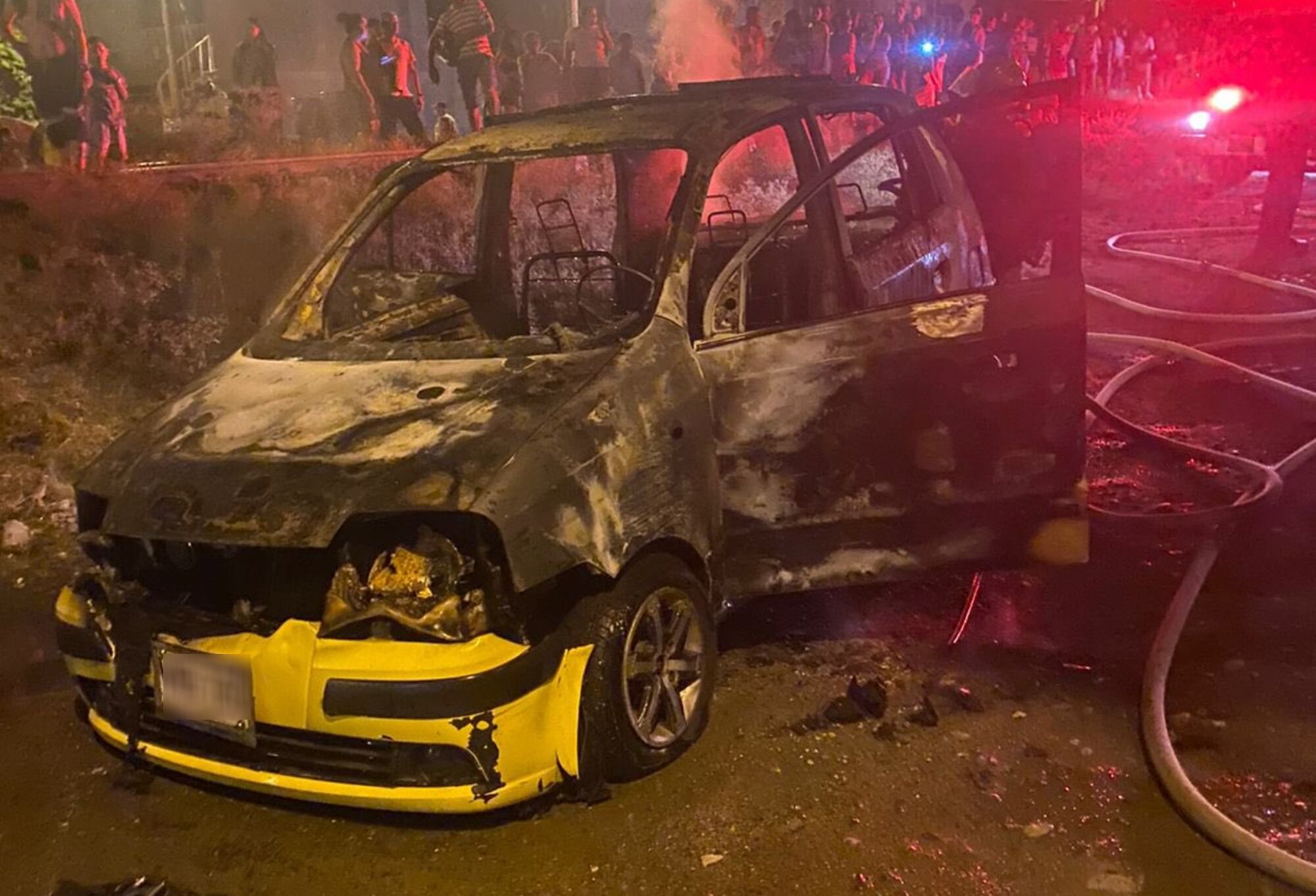 Taxi incendiado en Tuluá. Foto: Suministrada