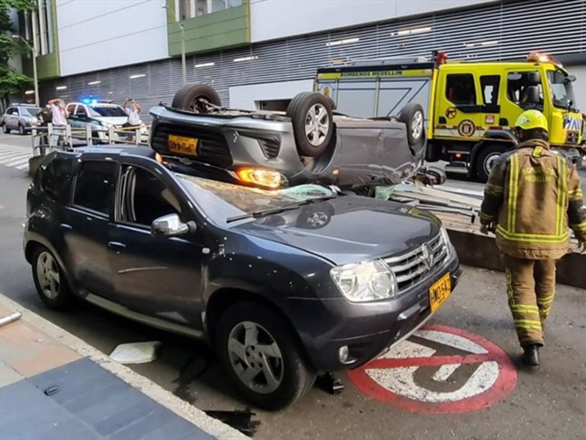 Un vehículo cayó desde un tercer piso en Medellín
