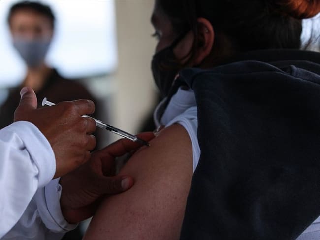 Vacunación contra la Covid-19. Foto: Colprensa / Las regiones que ya han superado la meta del 70 % en al menos una dosis
