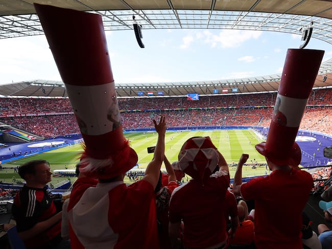 Hinchas de Austria. EFE/EPA/HANNIBAL HANSCHKE