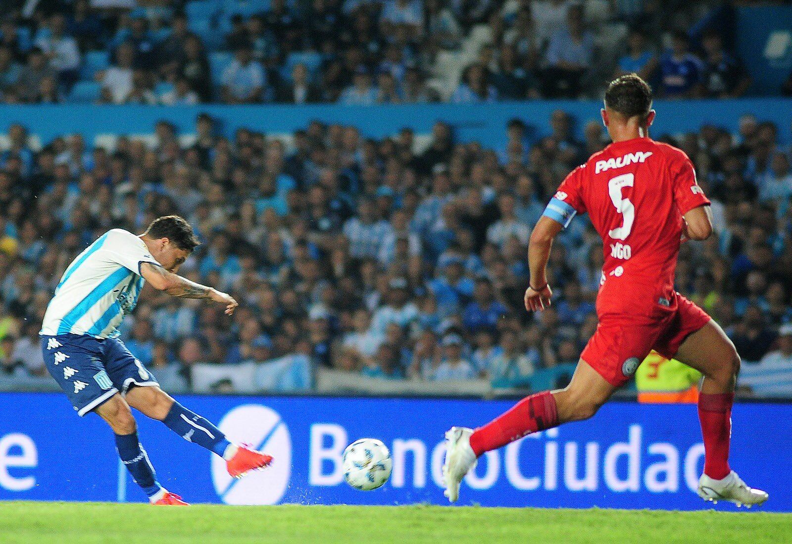 Juan Fernando Quintero (izquierda pateando el balón) en Racing. Foto: Twitter oficial Rancing Club.