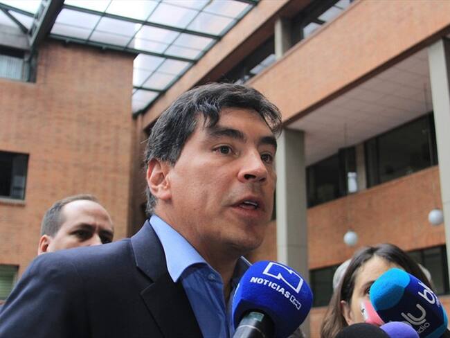 No voy a renunciar a mi curul e invito a Uribe a que no renuncie: Álvaro Prada