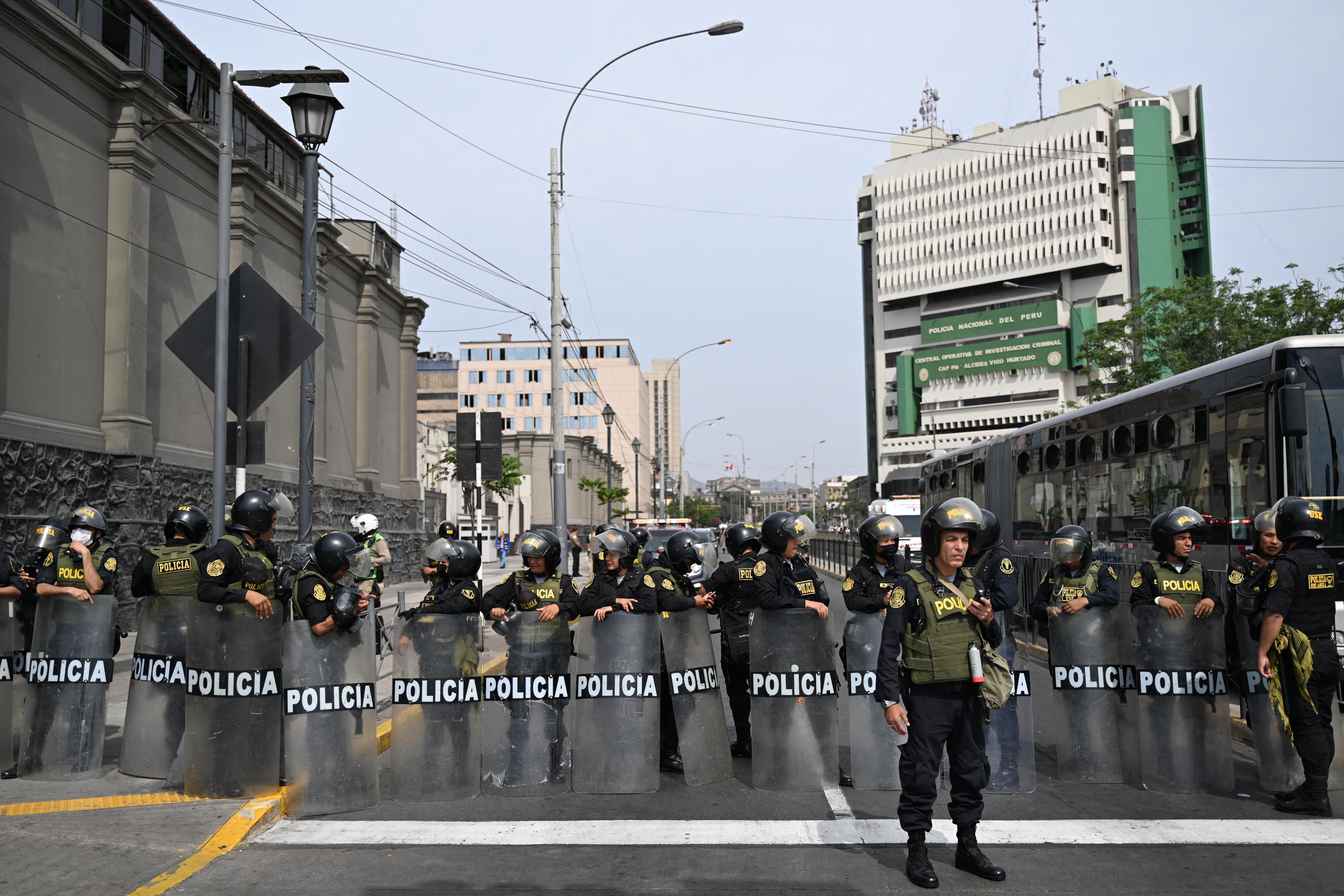 Miembros de la policía peruana hacen guardia afuera de la Prefectura de Lima, donde se encuentra el presidente de Perú, Pedro Castillo, en Lima. Vía Getty Images