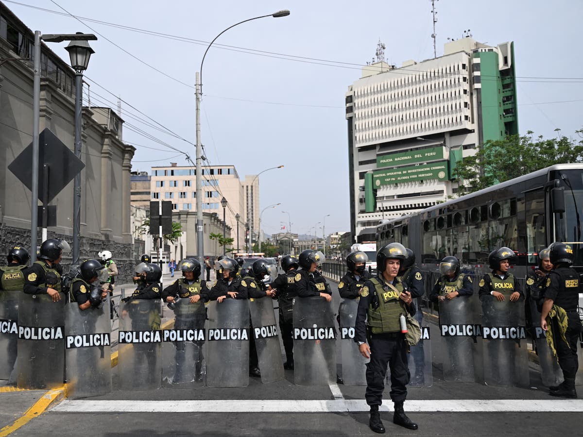 Colombia condena todo “atentado a la democracia, venga de donde venga” en Perú