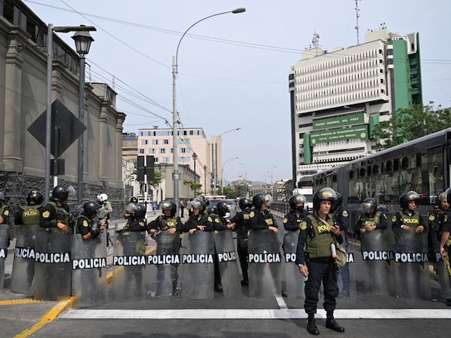 Miembros de la policía peruana hacen guardia afuera de la Prefectura de Lima, donde se encuentra el presidente de Perú, Pedro Castillo, en Lima. Vía Getty Images