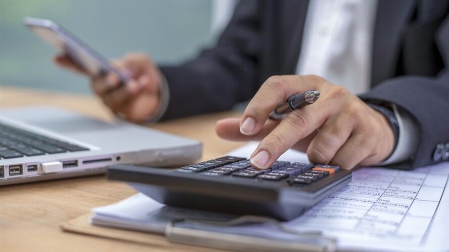 Se faculta a la DIAN para efectuar rebajas de sanciones, intereses y capital, con el fin de preservar la empresa y el empleo. Foto: Getty Images / BOONCHAI WEDMAKAWAND