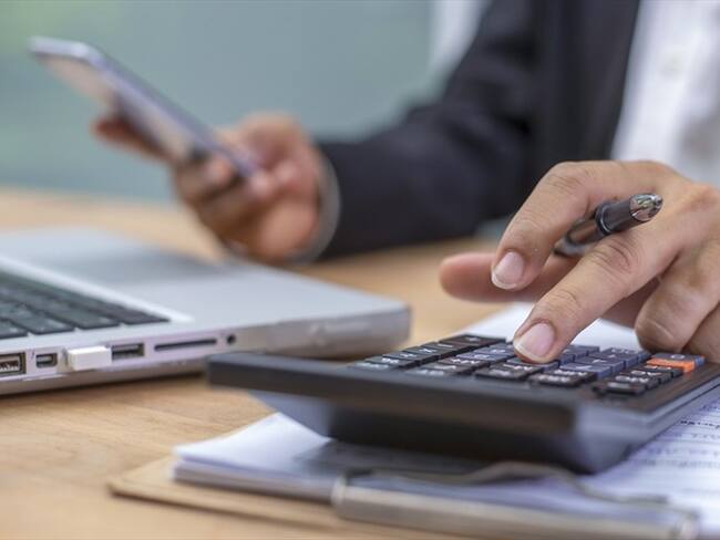 Se faculta a la DIAN para efectuar rebajas de sanciones, intereses y capital, con el fin de preservar la empresa y el empleo. Foto: Getty Images / BOONCHAI WEDMAKAWAND