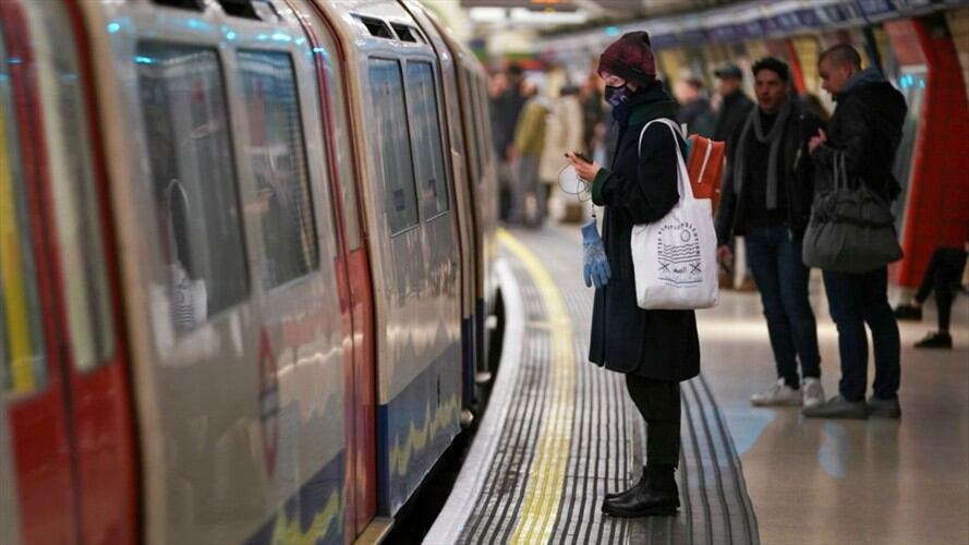 Falleció funcionaria del metro de Londres a quien un hombre con COVID-19 escupió. Foto: Getty Images