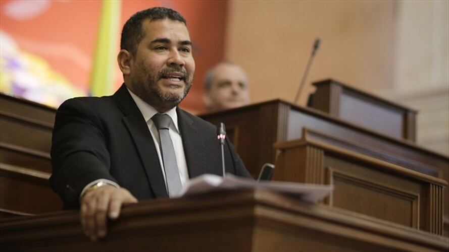Alejandro Carlos Chacón denunció supuestas llamadas desde el Ministerio de Defensa para bloquear un proyecto de ley . Foto: Colprensa