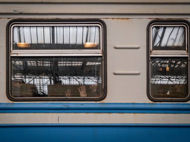 Foto de referencia de refugiados que salen de Sumy hacia Leópolis, Ucrania. (Photo by Adri Salido/Anadolu Agency via Getty Images)