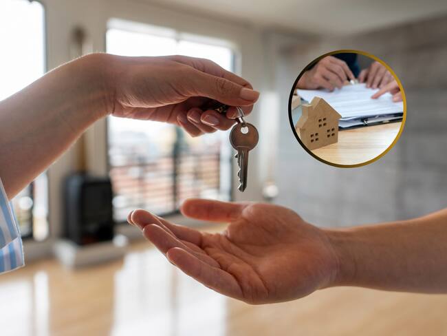 Persona recibiendo las llaves de su vivienda y de fondo firmando los documentos de su inmueble (Fotos vía Getty Images)