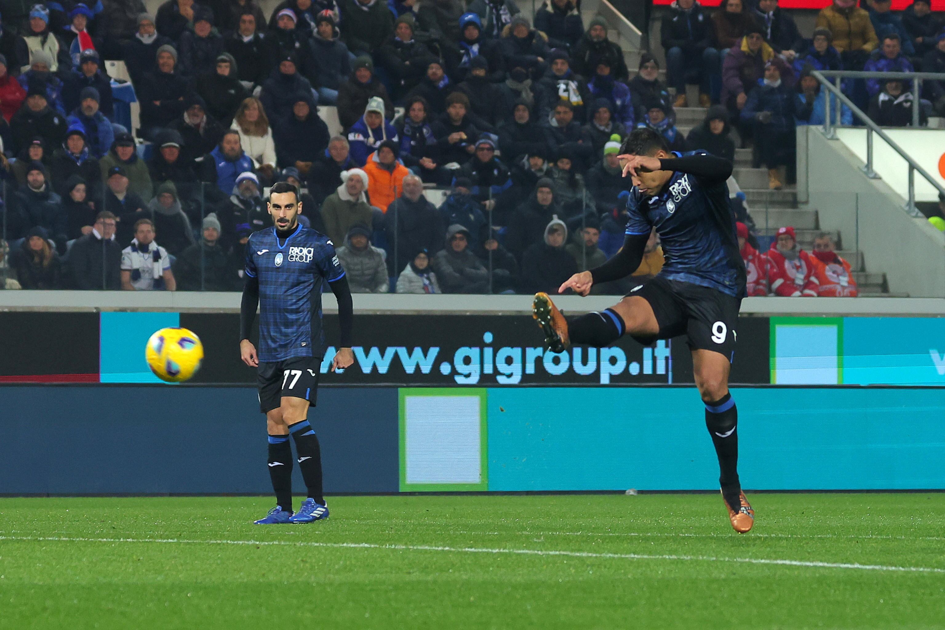 Bergamo (Italy), 18/12/2023.- Atalanta's Luis Muriel scores the 1-1 goal during the Italian Serie A soccer match Atalanta BC vs US Salernitana at the Gewiss Stadium in Bergamo, Italy, 18 December 2023. (Italia) EFE/EPA/MICHELE MARAVIGLIA