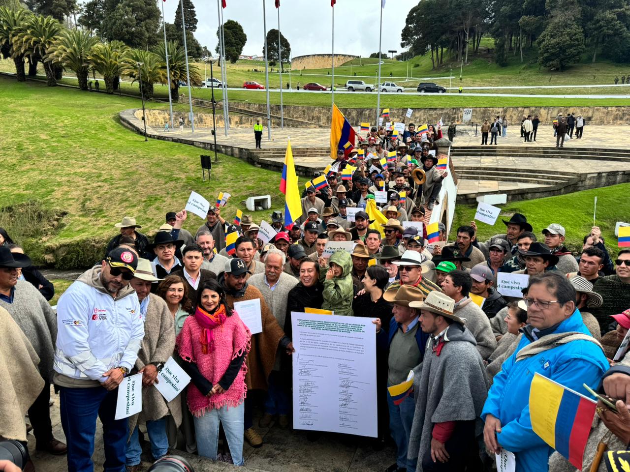 Los campesinos parameros firmaron el acuerdo con el Gobierno Nacional el sábado 9 de agosto de 2025. Foto | Caracol Radio
