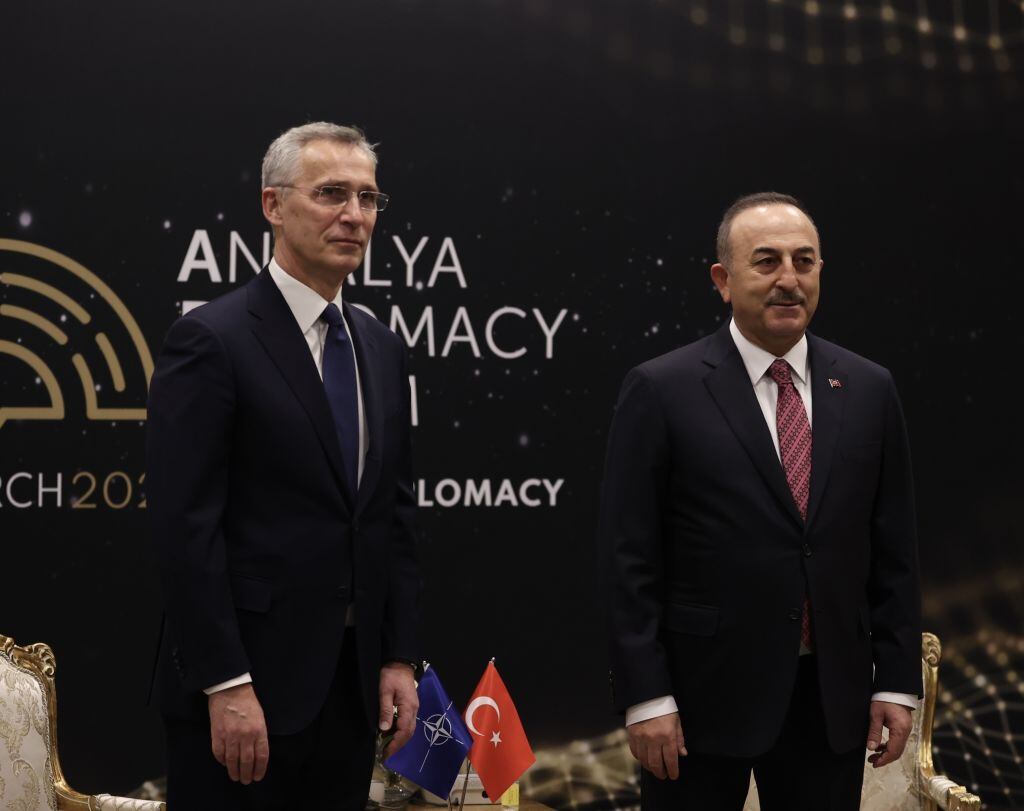 El Ministro de Relaciones Exteriores de Turquía, Mevlut Cavusoglu y el Secretario General de la OTAN, Jens Stoltenberg, (Photo by Fatih Aktas/Anadolu Agency via Getty Images)