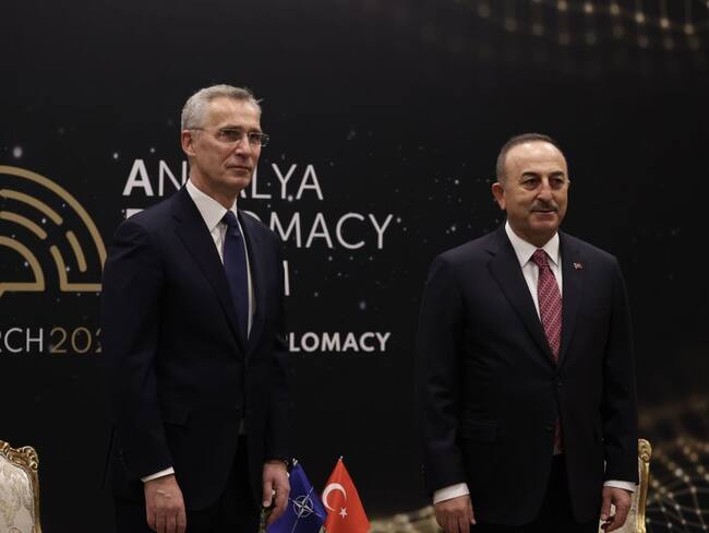 El Ministro de Relaciones Exteriores de Turquía, Mevlut Cavusoglu y el Secretario General de la OTAN, Jens Stoltenberg, (Photo by Fatih Aktas/Anadolu Agency via Getty Images)